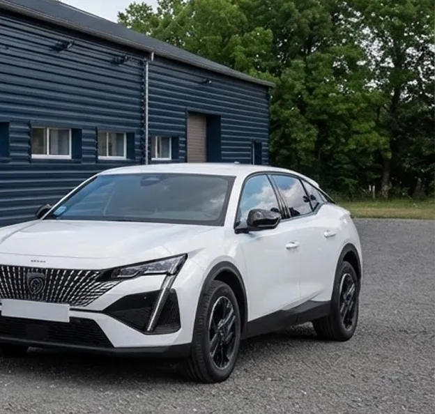Peugeot SUV blanc moderne garé devant un garage automobile à Bourges.